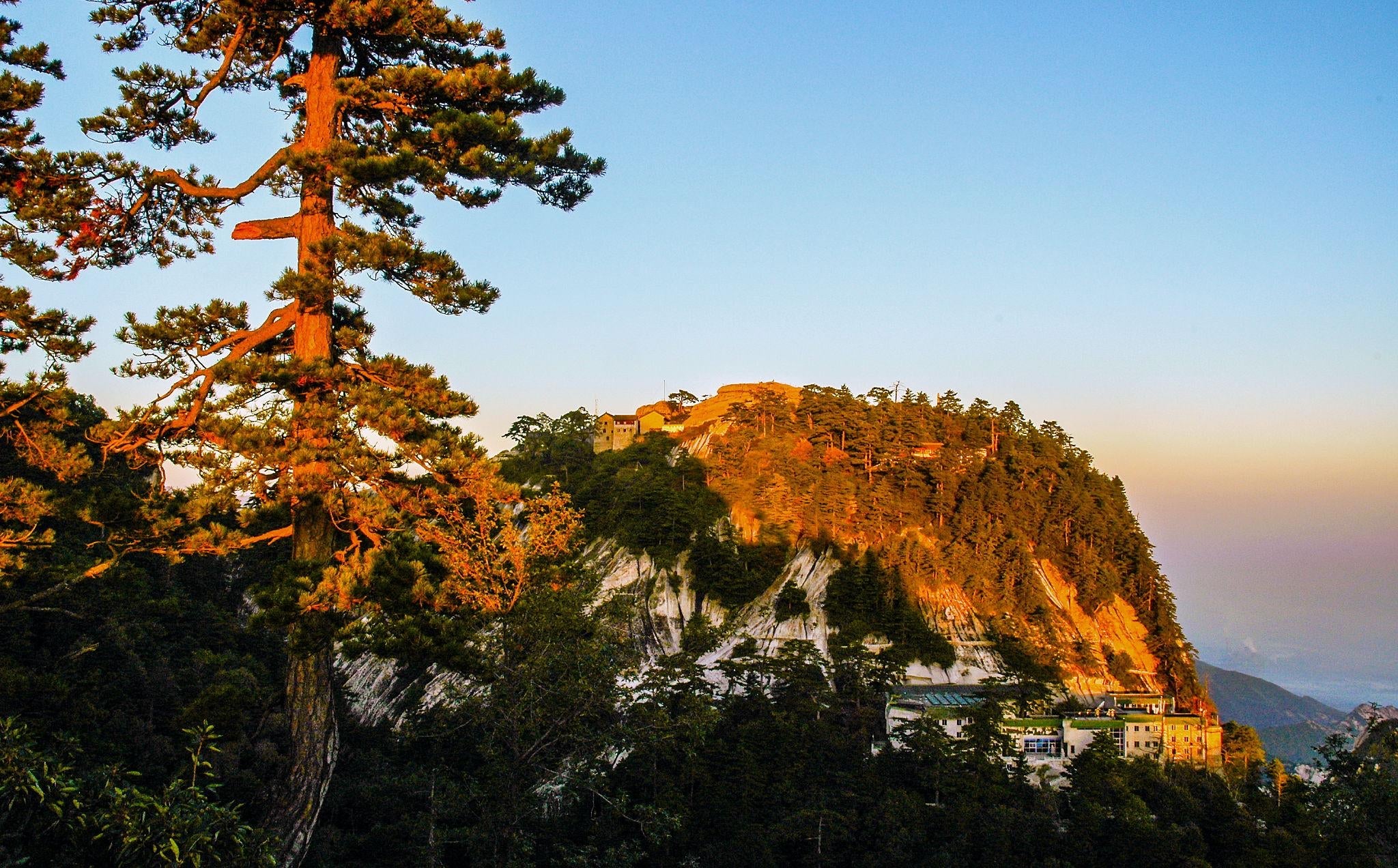 Mount Huashan Day Tour from Xi’an: Classic Cable Car Route & Dramatic Peak Views (Private Guide & Transport)